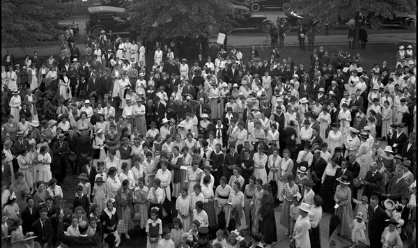 NOn38-244-Northampton-series-Community-sing-Forbes-Library-grounds-July-12-1918-cropped-for-omeka.png